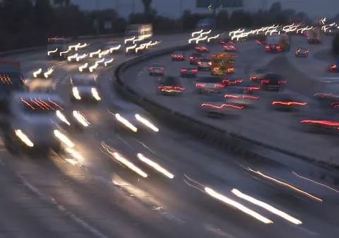 Polonezii au o nouă lege: taxă de 130 de euro dacă conduci maşina de la serviciu în afara programului