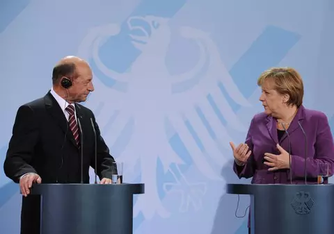 ÎNTÂLNIRE DE TAINĂ. Băsescu şi Merkel au discutat 10 minute