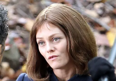 Ţi se face MILĂ de ea! Vanessa Paradis arată din ce în ce mai rău | FOTO