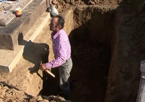 INCREDIBIL! Cadavrul unei bătrâne A LUAT FOC la PRIVEGHI, după ce rudele au plecat să bea ceva