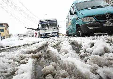 Victor Ponta: "Circulaţia auto să fie oprită la semne clare de înzăpezire. Daţi vina pe mine, nu mă mai votează şoferii de TIR, asta-i viaţa"