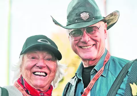 Larry Hagman, inegalabilul JR din serialul «Dallas», e distrus de când a aflat că nevasta lui suferă de Alzheimer. Soţia nu-l mai recunoaşte