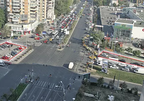 Intersecţiile din Capitală, târguri gratuite de maşini | Autoturismele stau aici cu lunile, ocupând trotuarele, fără ca vânzătorii să plătească vreo taxă