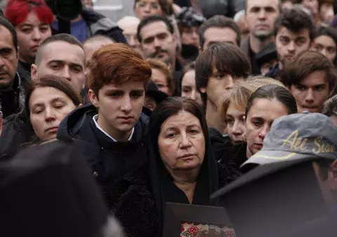 ÎNMĂRMURIT DE DURERE! Aşa a susţinut-o fiul ei, Carol, pe Magda Catone la înmormântarea lui Şerban Ionescu! FOTO