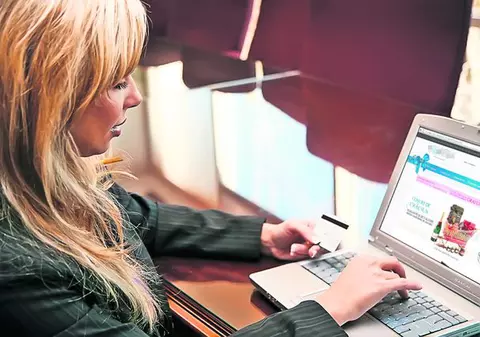 Faci cumpărături online în timpul programului de lucru? Rămâi fără loc de muncă!