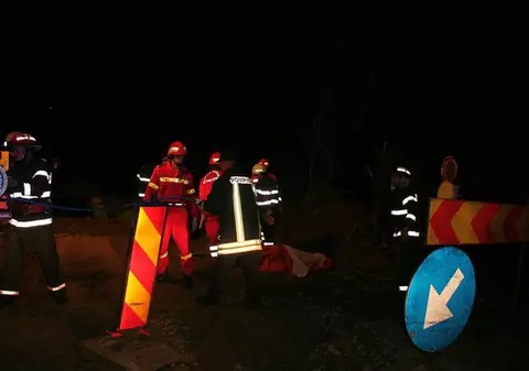 A murit după ce a căzut cu maşina într-o groapă!