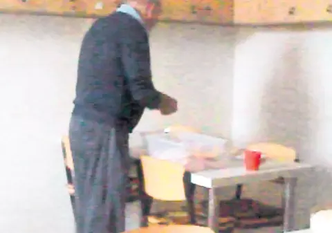 Bătrânii din azil, puşi să lucreze cot la cot cu angajaţii | VIDEO