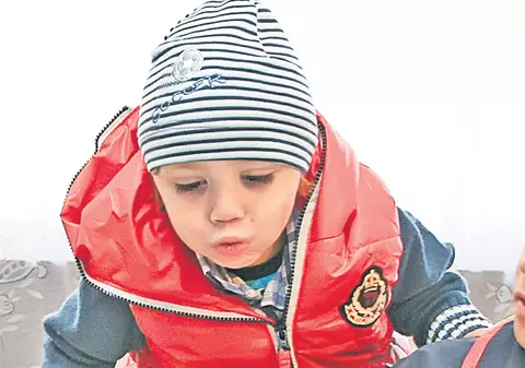 Alexandru Dragomir, băieţelul care a ars în incubator la Maternitatea Bucur, a împlinit 3 ani: «Sper să mă fac repede bine!»