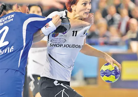 După cinci eşecuri în grupele Ligii, Mihaela Tivadar face o plecăciune în faţa răbdătorilor suporteri ai lui «U» Cluj: "Avem cei mai nebuni fani"