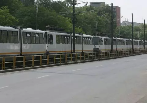 O tânără a intrat cu mașina pe linia tramvaiului 41. Circulația a fost întreruptă