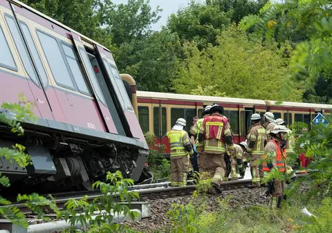 CUTREMURĂTOR! 47 de copii au murit și 13 sunt în stare gravă, după ce autobuzul grădiniței a fost lovit de tren