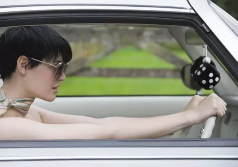 Pedeapsă umilitoare pentru o femeie care a depăşit un autobuz şcolar pe trotuar