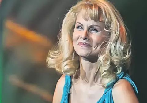 După ce Mihai Constantinescu a acuzat-o că e întreţinută de fiica ei, Anastasia Lazariuc sare la gâtul artistului: "Are frustrări!"