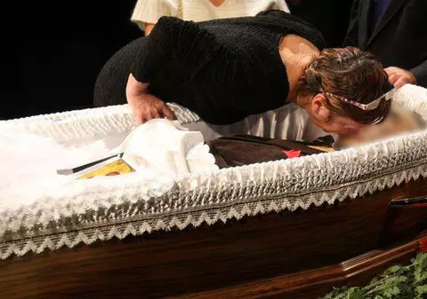 Anca Pandrea s-a BARICADAT în casă, după moartea lui Iurie Darie