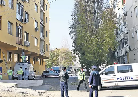 Atacatorii care au ciuruit un tânăr în plină stradă au fugit deja din ţară?