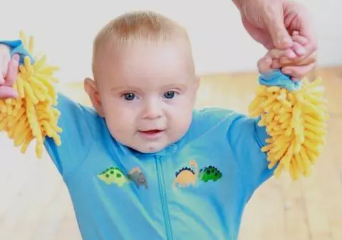 Asta e cea mai tare! A apărut costumul-MOP pentru bebeluşi! | FOTO