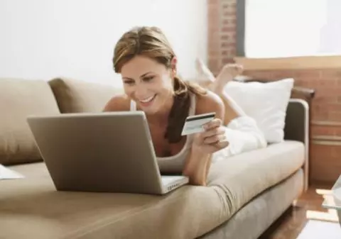 Black Friday 2012: Unde găseşti reduceri la haine şi accesorii