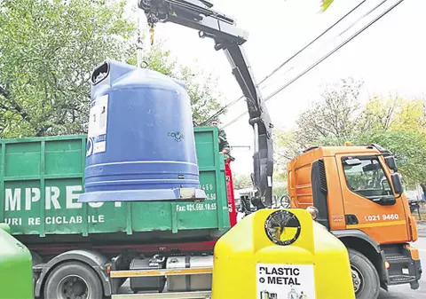 A dormit în pubelă | Un om al străzii s-a ascuns de frig într-un container de gunoi | FOTO
