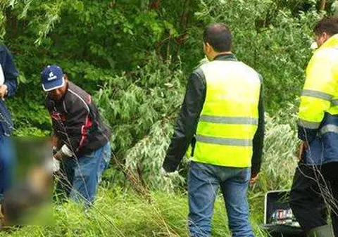 CUTREMURĂTOR! Bebeluş mort găsit pe câmp, fără mâini şi un picior