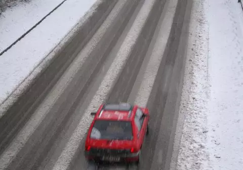 Asiguratorii au hotărât: N-ai cauciucuri de iarnă, nu primeşti banii de pe asigurarea CASCO