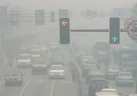 Ceaţă şi vizibilitate redusă pe mai multe drumuri naţionale din centrul şi vestul ţării