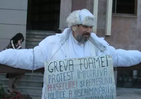 PROTEST INCREDIBIL LA GALAŢI! S-a CRUCIFICAT în faţa Palatului de Justiţie!
