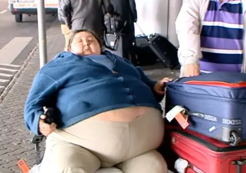 INCREDIBIL! "Condamnată" să moară, în vacanţă, din cauza kiogramelor acumulate | VIDEO