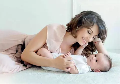 Giulia îşi lasă fetiţa de câteva luni acasă pentru a pleca în a doua lună de miere, în America!