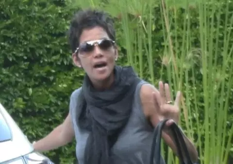 OMOR, cu mâini și coaste rupte! Fostul şi actualul iubit al lui Halle Berry s-au luat la bătaie! | FOTO