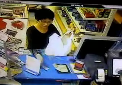 Uite cum a furat o femeie, 800 de lei, dintr-o benzinărie | VIDEO