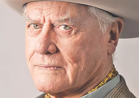 J.R., luat la mişto din cauza sprâncenelor