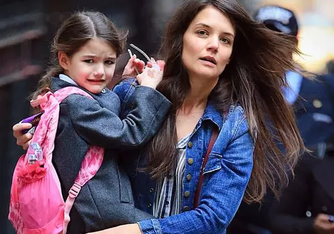 Katie Holmes va adopta un copil, pentru că așa vrea fiica ei