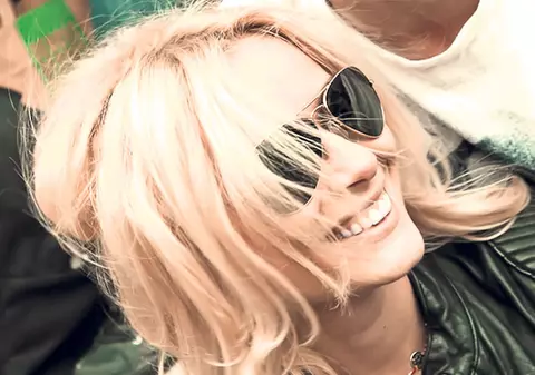 Laura Cosoi, pe toţi îi duci la Paris? De câte ori se îndrăgosteşte, blonda fuge în «oraşul iubirii»