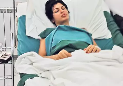 Mădălina Pamfile își expune noile silicoane pe podium, la câteva zile după operație 