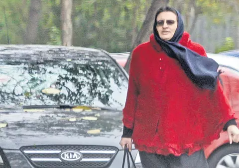 Fosta maică stareţă, cea care a născut două fete deşi era la mănăstire, e supărată pe tatăl copiilor săi