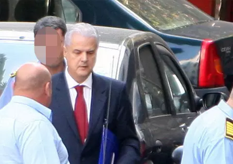 Adrian Năstase: "Linişte. Traian Băsescu negociază!"