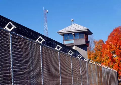 Fostele unități militare ar putea fi transformate în pușcării