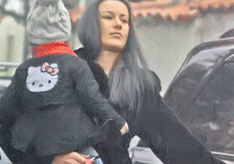 Raluca Sandu cu copilul la grădi, fostul ei partener, Ciro Castellano, cu iubita la hotel