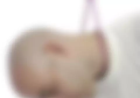 Pentru ca prietena să nu-i dea peste cap planurile sinucigaşe, și-a legat iubita cu o sfoară, apoi s-a spânzurat!