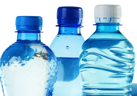 Cercetătorii aruncă bomba: apa la PET ne OMOARĂ!