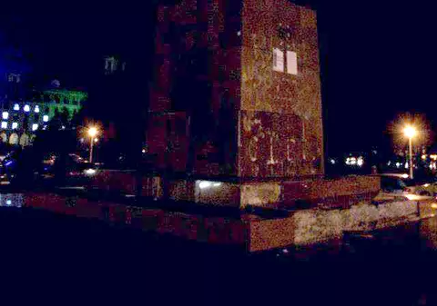 Un rinocer a fost montat pe soclul lui Lenin din faţa Casei Presei Libere din Bucureşti