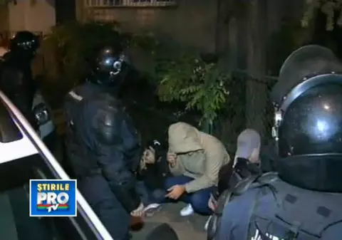 Incidente între suporteri înainte de meciul Steaua - Dinamo. Jandarmii au intervenit în forță