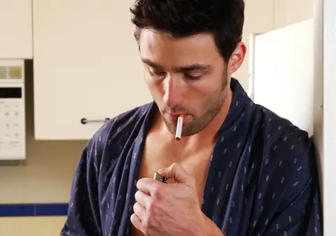 Abia te-ai trezit şi aprinzi ţigara? Riscul de cancer creşte cu 70%! 