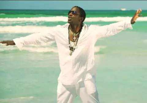 R.I.O (Tony T) cântă mâine, în Bucureşti! Uite cum poţi asculta LIVE hit-ul "SHINE ON" | VIDEO