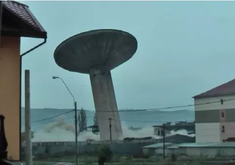 GAFĂ INCREDIBILĂ, surprinsă ÎN DIRECT. TURN din Mediaş, prăbuşit GREŞIT. Un om a scăpat în ultima clipă | VIDEO