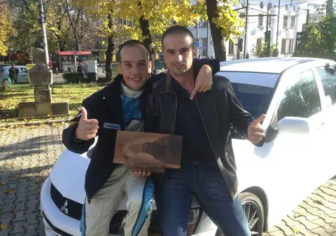 Maşina de curse a pilotului Vali Porcişteanu, sculptată în lemn