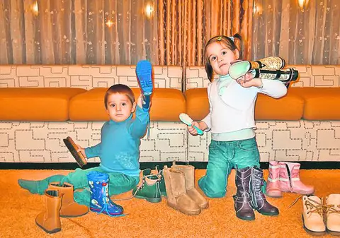 Copiii OTVistului Claudiu Bogdan l-au aşteptat aseară pe Moş Nicolae: Ce şi-au mai lustruit ghetuţele!