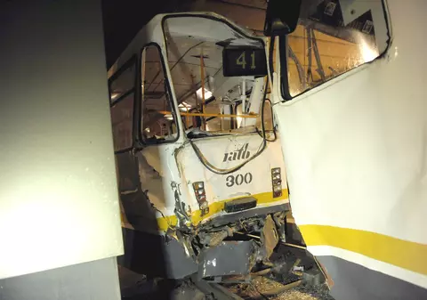 Accident pe linia tramvaiului 41. O mașină a intrat într-un vagon