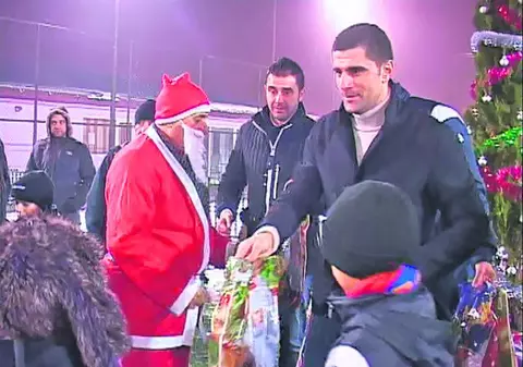 Portarul lui FC Vaslui a împărţit cadouri copiilor de la şcoala de fotbal care îi poartă numele