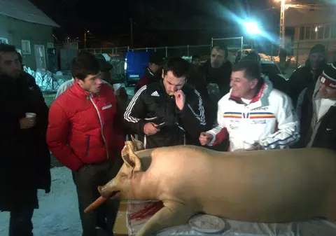 Bute, Iftimoaie şi "Dodel" au tăiat porcul şi au mâncat şorici | FOTO